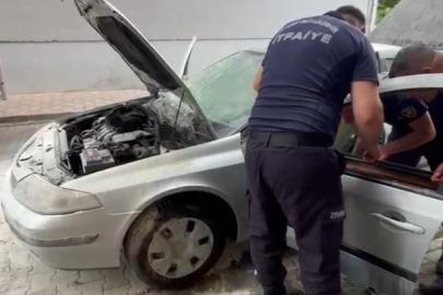 Otomobil park halindeyken alev aldı