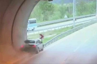 Otomobil tünel çıkışında bariyerlere çarptı: Kaza anı kamerada