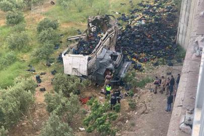 Otomobile çarpan sebze yüklü tır viyadükten aşağı uçtu: 3 ölü, 3 yaralı