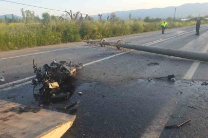 Otomobilin devirdiği elektrik direğine motosiklet çarptı: 4 yaralı