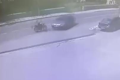 Otomobille çarpışan motosikletlinin kaza anı kameraya yansıdı