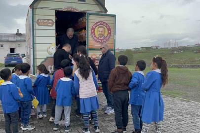 Oyuncak karavanı Kars’ta minik yürekleri ısıttı