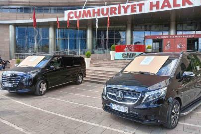 Özgür Özel döneminde CHP’ye tahsis edildiği iddia edilen iki araç "Haram parayla alınmıştır" yazısıyla sergilendi