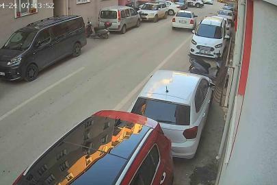 Park halindeki araca çarpıp kaçtı: O anlar kameraya böyle yansıdı