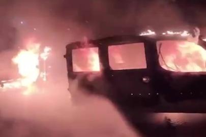 Park halindeki otomobil yandı, alevler önündeki araca sıçradı