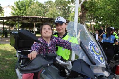 Polislerden özel çocuklara unutulmaz gün