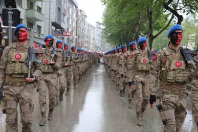 Sağanak altında gençlik yürüyüşü