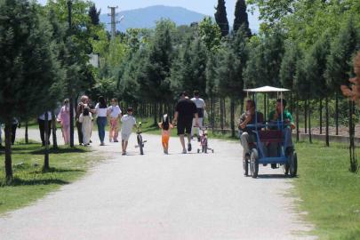 Sakarya’da vatandaşlar bayramın ilk gününde tabiat parklarına akın etti