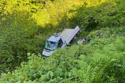 Samsun’da kereste yüklü kamyonet dere yatağına devrildi: 1 ölü, 2 yaralı