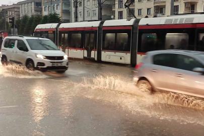 Samsun’da sağanak: Caddeler dere gibi aktı