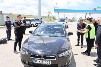 Şehir protokolünden karayolunda çikolatalı kutlama