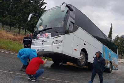 Selçuk’ta rampayı çıkamayan tur otobüsü şarampole kaydı