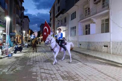 Selendi’de cirit atlı fener alayı