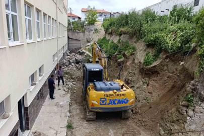 Selendi’de çöken okul duvarında yapım çalışmaları başladı