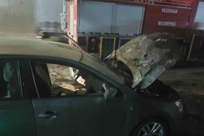 Seyir halindeki otomobil alev aldı