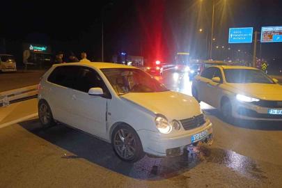 Seyir halindeki otomobil bariyerlere çarptı: 2 yaralı