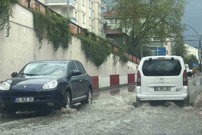 Şiddetli dolu etrafı beyaza bürüdü: Alt geçitler suyla doldu