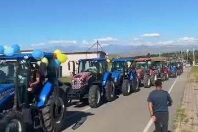 Siirt’te onlarca traktör düğün konvoyuna katıldı