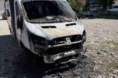 Siirt’te park halindeki kamyonet yandı