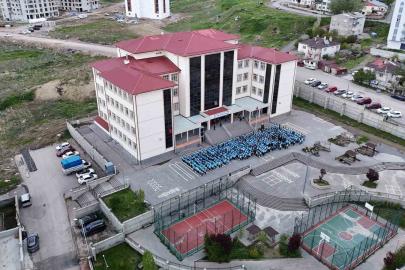 Sivas’ta 900 öğrenci eşzamanlı hareket etti, hep bir ağızdan "Feda Türkiye’m" dedi