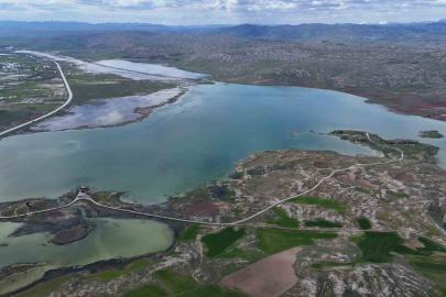 Sivas’ta kar eridi yağmurlar arttı, kentin en büyük gölü taştı
