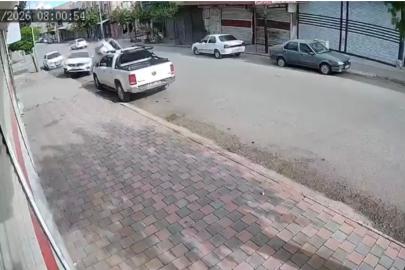 Siverek’te park halindeki araca çarpan otomobil yan yattı