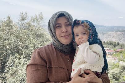Sosyal medyayı sallayan ikili: Anne ve 7,5 aylık kızı izleyenlerin yüzünde tebessüm bırakıyor