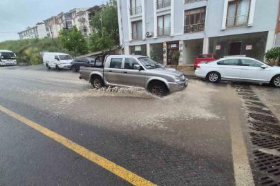 Süleymanpaşa’da şiddetli sağanak: Yollar dereye döndü