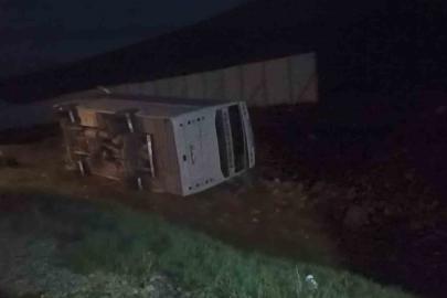 Taraftarları taşıyan midibüs devrildi, 27 taraftar yaralandı