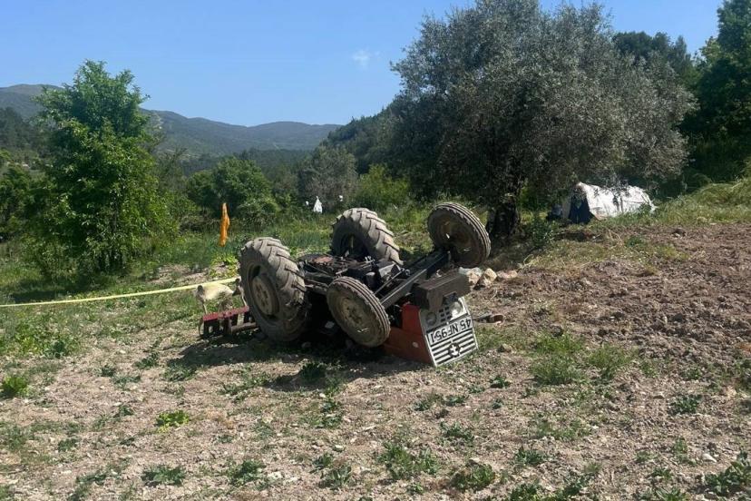 Tarlasını sürerken traktörün altında kalarak hayatını kaybetti