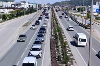 Tatilcilerin dönüş yoluna geçmesiyle Afyonkarahisar’da trafik yoğunluğu başladı