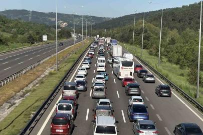 Tatilcilerin dönüşü sürüyor: Bolu geçişinde uzun araç kuyrukları