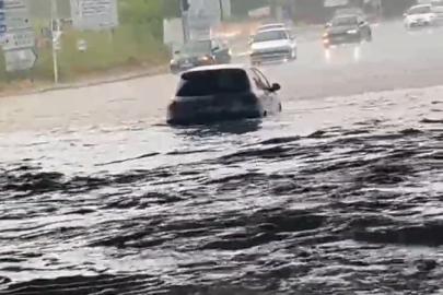 Tekirdağ’da 10 dakikalık sağanak hayatı felç etti