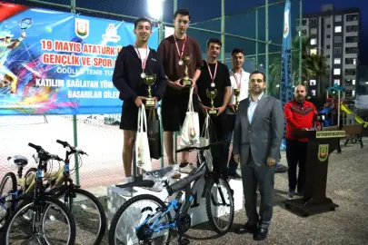Tenis şampiyonları ödüllerini aldı