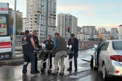 Ticari taksiyle otomobil çarpıştı: 2 yaralı