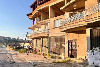 Tır kablolara takıldı: Direkler devrildi, facia ucuz atlatıldı