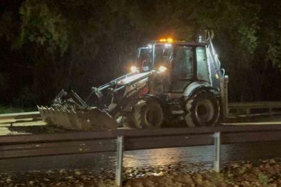 Tokat-Sivas kara yolu yaşanan taşkın nedeniyle kısa süreli trafiğe kapandı