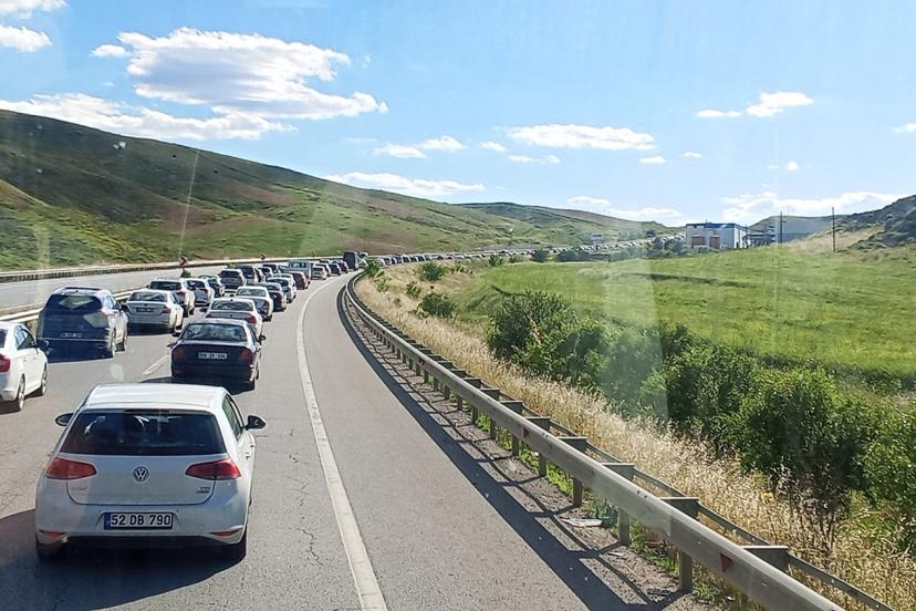 Trabzon’dan batıya dönüş kabusu: Ankara ve İzmir yolları tamamen kilitlendi