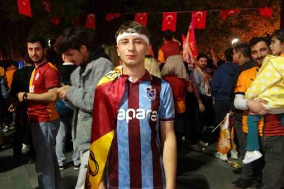 Trabzonlu taraftar Galatasaray’ın şampiyonluk kutlamasına katıldı