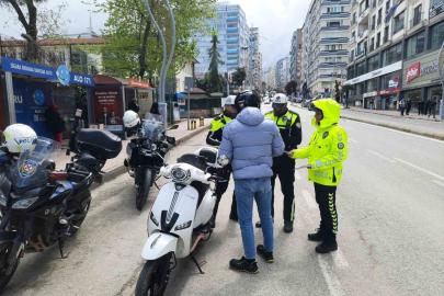 Trafik bilinci için lise önünde farkındalık etkinliği