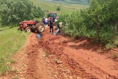 Traktörün devrildiği kazada biri çocuk 2 kişi hayatını kaybetti