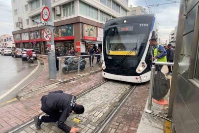 Tramvayın altına giren yavru kedi, yolcuları ve durak görevlilerini alarma geçirdi