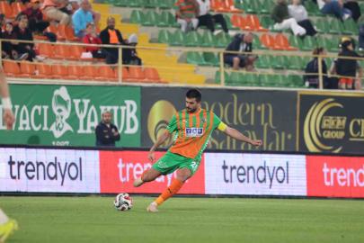 Trendyol Süper Lig: Corendon Alanyaspor: 2 - Kayserispor: 1 (İlk yarı)