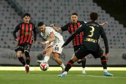 Trendyol Süper Lig: Fatih Karagümrük: 1 - Gençlerbirliği: 0 (İlk yarı)