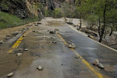 Tunceli’de taşkınlar sonrası hasar alan ilçe yolu ulaşıma kapandı