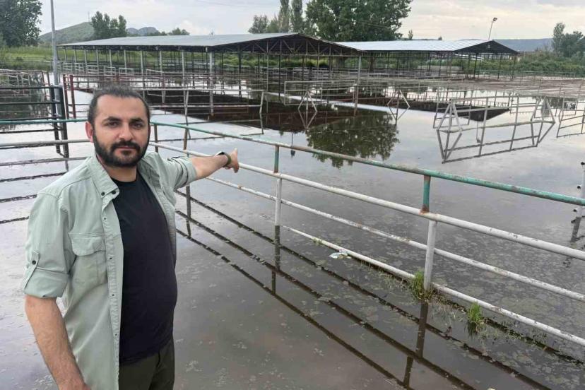 Turhal’da hayvan pazarı sular altında kaldı