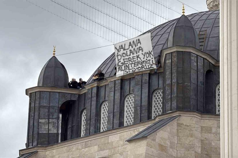 Ücretleri ödenmeyince çalıştıkları cami inşaatının kubbesine çıktılar