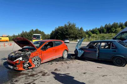 Uşak’ta otomobiller çarpıştı: 5 yaralı
