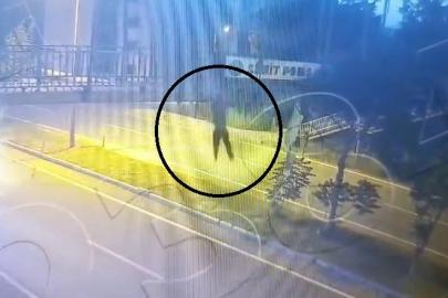 Üst geçitten atlayan 14 yaşındaki çocuğa otomobilin çarptığı anlar kamerada