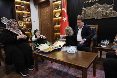 Vali Çiçek tatlı isyanıyla yüzleri güldüren Rüveyda’yı makamında ağırladı